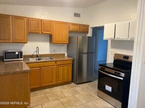 815 La Marche Dr in Jacksonville, FL - Foto de edificio - Building Photo