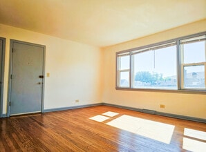 5950 W Schubert Ave in Chicago, IL - Building Photo - Building Photo