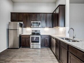 1410 E Walnut St in Seguin, TX - Building Photo - Building Photo