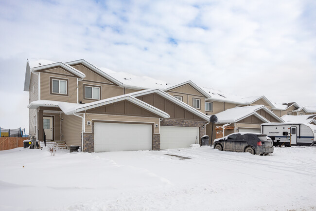 1224 Westmount Dr in Strathmore, AB - Building Photo - Primary Photo