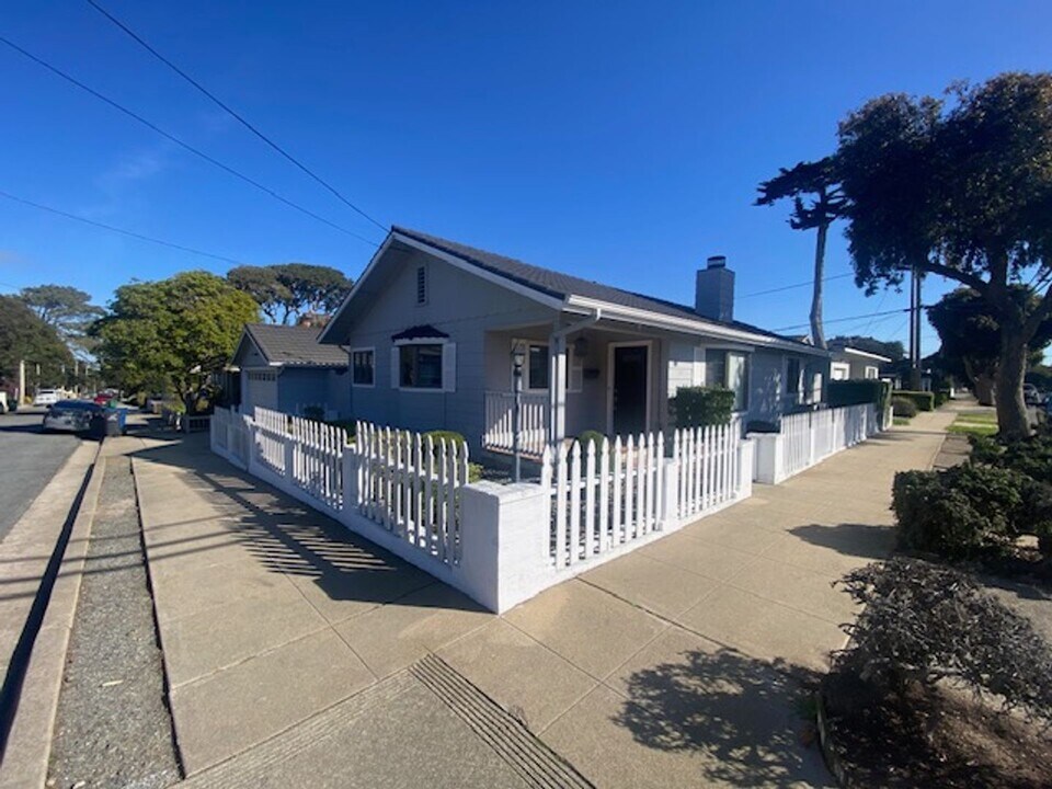 770 Pine Ave in Pacific Grove, CA - Building Photo