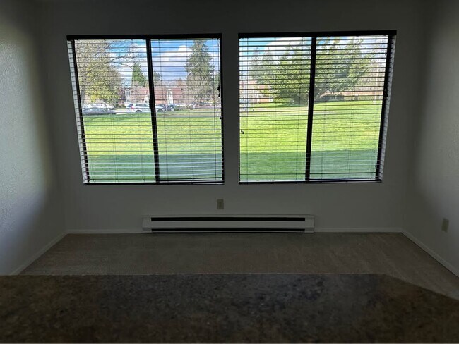 11104 NE 68th St, Unit A104 in Kirkland, WA - Foto de edificio - Building Photo