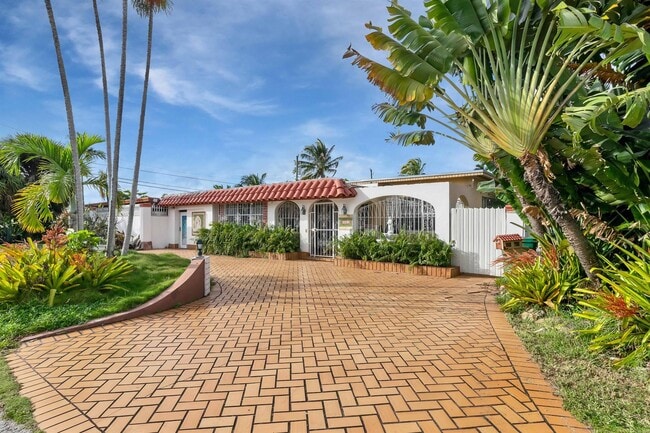5931 NW 5th St, Unit Front