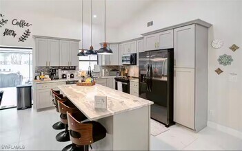 2596 River Reach Dr in Naples, FL - Foto de edificio - Building Photo