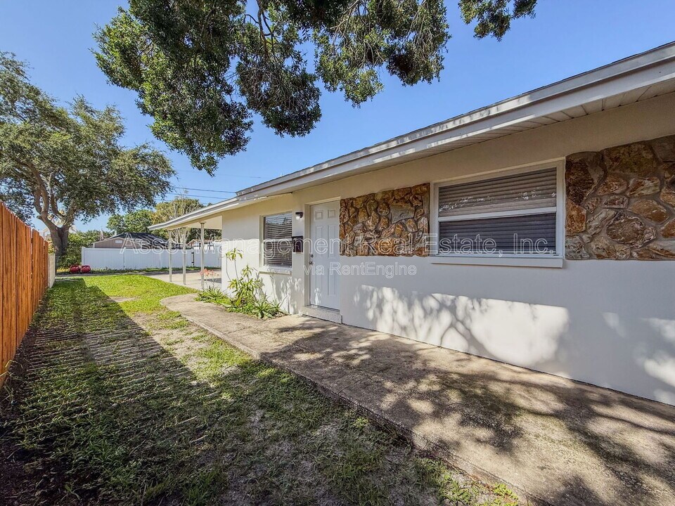 474 93rd Ave N in St. Petersburg, FL - Building Photo