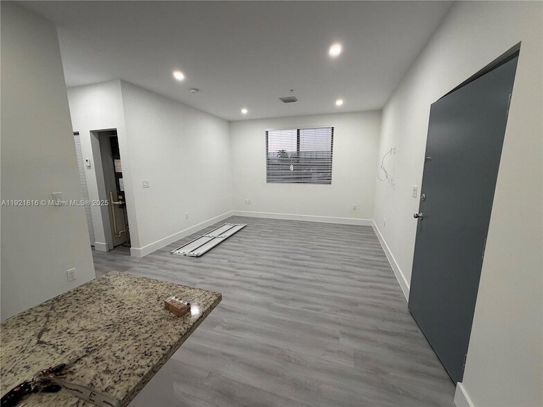 859 E 24th St, Unit 402 in Hialeah, FL - Foto de edificio