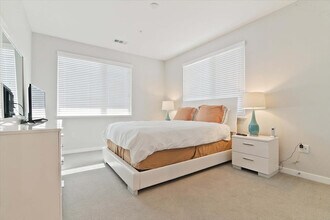 375 Camino De La Reina in San Diego, CA - Building Photo - Building Photo