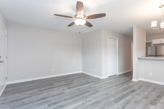 Carolina Place in Fayetteville, NC - Building Photo - Interior Photo