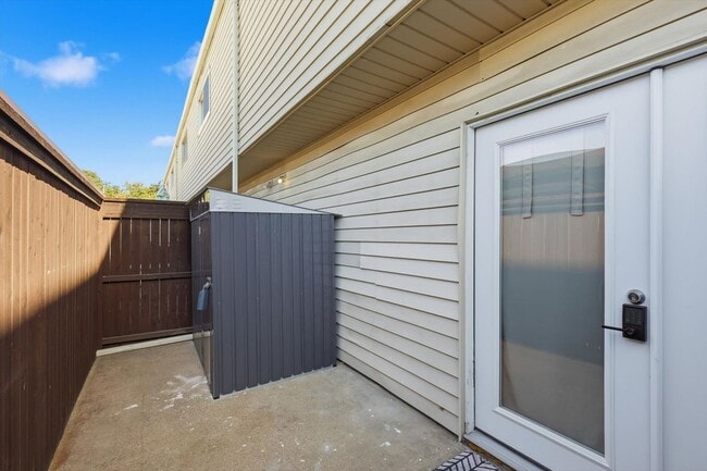 9829 Park Ln Ct in Dallas, TX - Foto de edificio - Building Photo