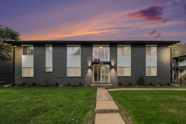 Royal Court Apartments in Overland Park, KS - Foto de edificio - Building Photo