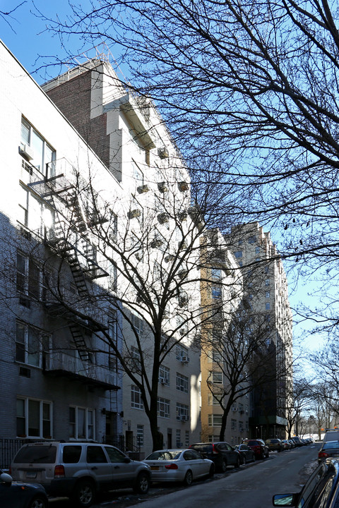 15 W 84th St in New York, NY - Building Photo