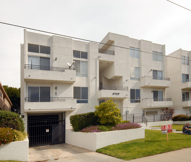 6719 W 86th Pl in Los Angeles, CA - Building Photo - Building Photo