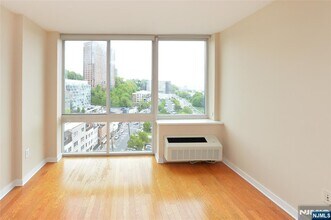 1111 Hudson Ave in Edgewater, NJ - Building Photo - Building Photo