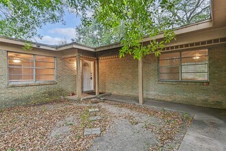 6425 N Ridgecrest Dr in Hitchcock, TX - Building Photo - Building Photo