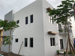 486 E 30th St-Unit -101,102, 201,202 in Hialeah, FL - Building Photo - Building Photo