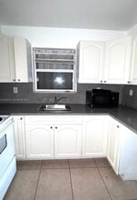 14140 NE 2nd Ct in Miami, FL - Foto de edificio - Building Photo