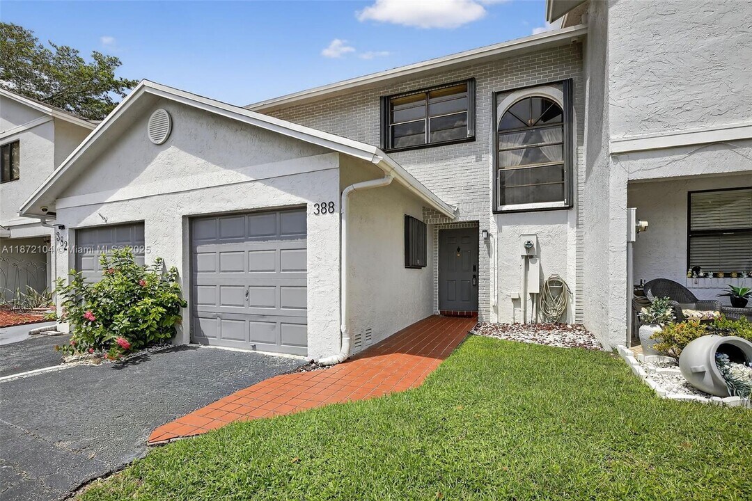 388 NW 103rd Terrace in Pembroke Pines, FL - Foto de edificio