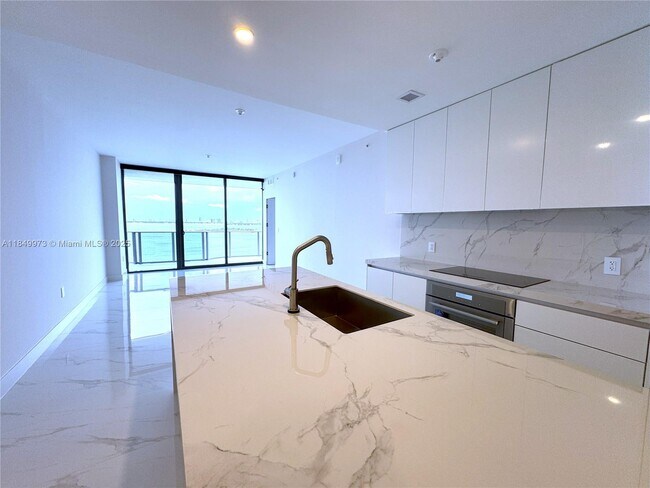 725 NE 24th St in Miami, FL - Building Photo - Building Photo