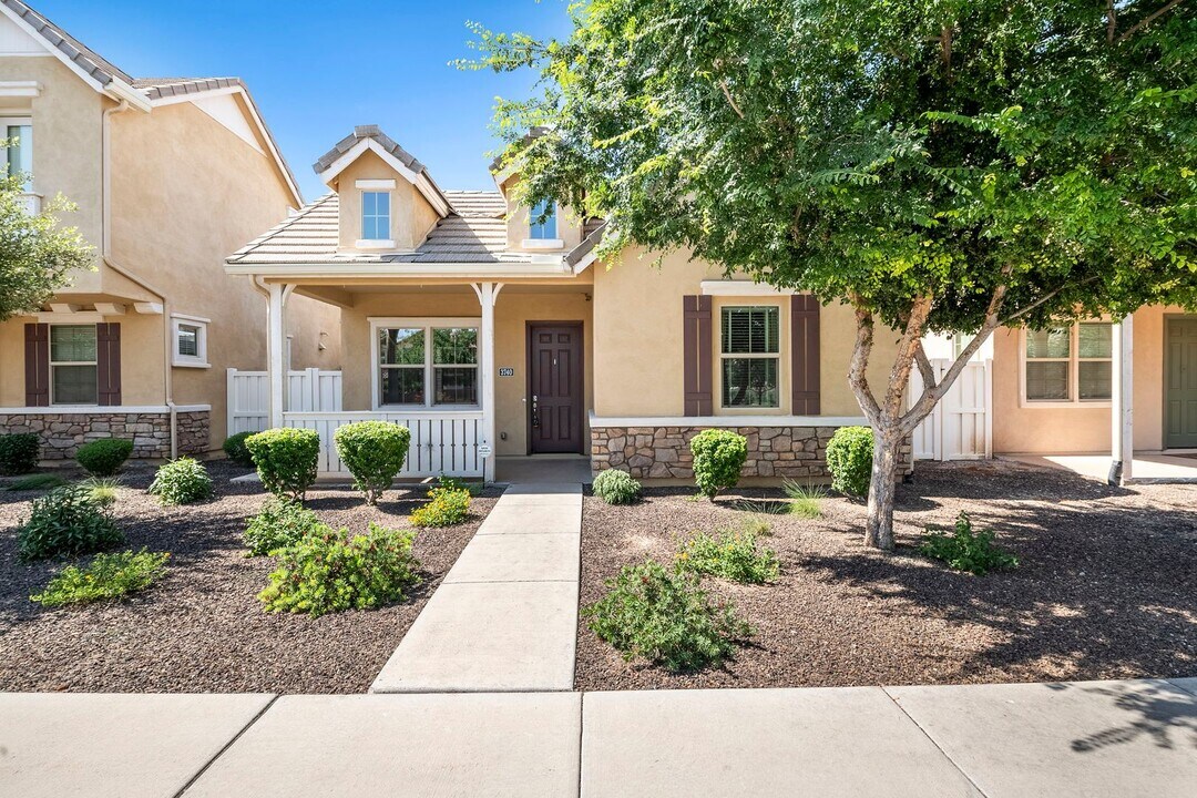 3740 E Robert St in Gilbert, AZ - Building Photo