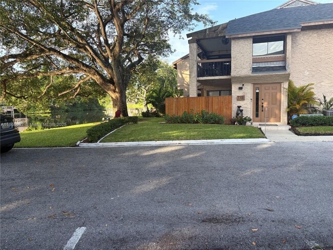 148 Wimbledon Lakes Dr in Plantation, FL - Building Photo - Building Photo