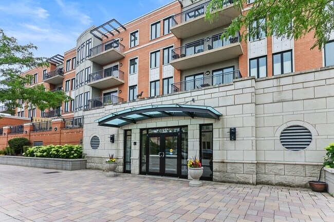 135 S York St, Unit 214 in Elmhurst, IL - Building Photo - Building Photo