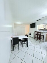 660 W Park Dr in Miami, FL - Building Photo - Building Photo