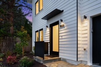 2561 31st Ave W in Seattle, WA - Building Photo - Building Photo