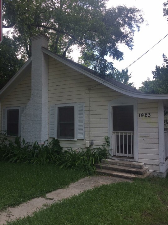 1923 Ave L 1/2 in Huntsville, TX - Building Photo