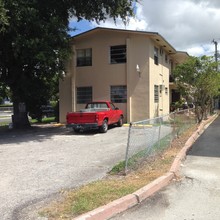 2599 NW 13th St in Miami, FL - Building Photo - Building Photo