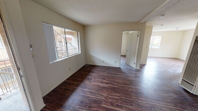 604 Venice Way in Inglewood, CA - Foto de edificio - Interior Photo