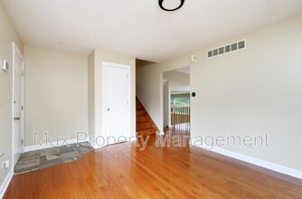 6827 Hickory Ln in Urbandale, IA - Building Photo - Building Photo