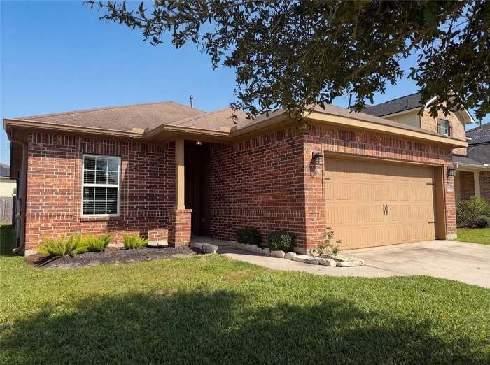 1038 Cash St in Alvin, TX - Building Photo