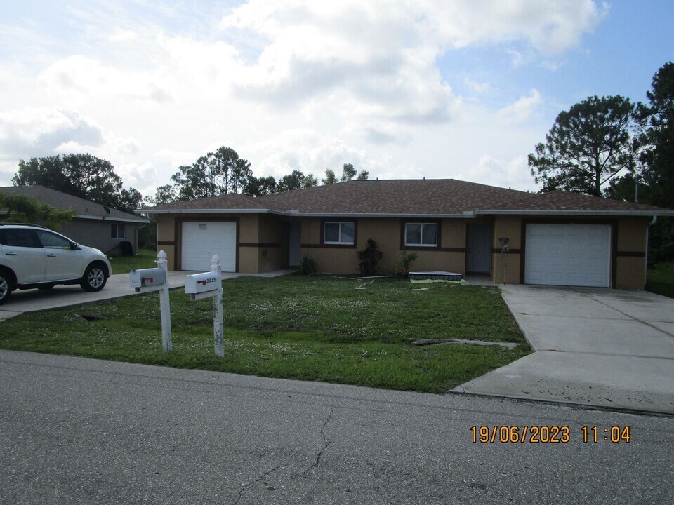 2237 Fairway Dr in Lehigh Acres, FL - Building Photo