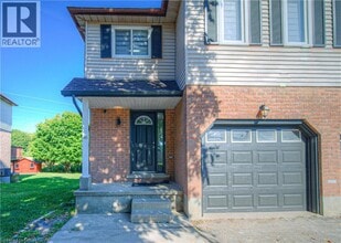 38 Poplar Dr in Cambridge, ON - Building Photo - Building Photo