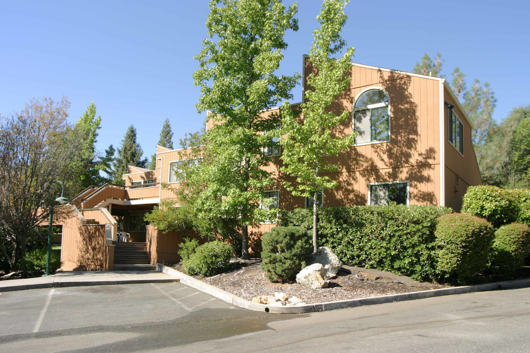 619-643 Dorothy Way in Auburn, CA - Foto de edificio