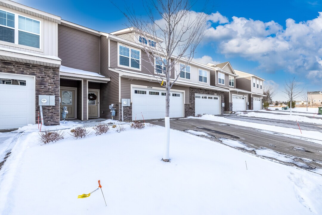 5054 Stable View Dr in Woodbury, MN - Building Photo