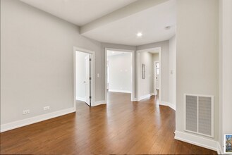 847 W Lill Ave, Unit 853-849- H in Chicago, IL - Building Photo - Building Photo