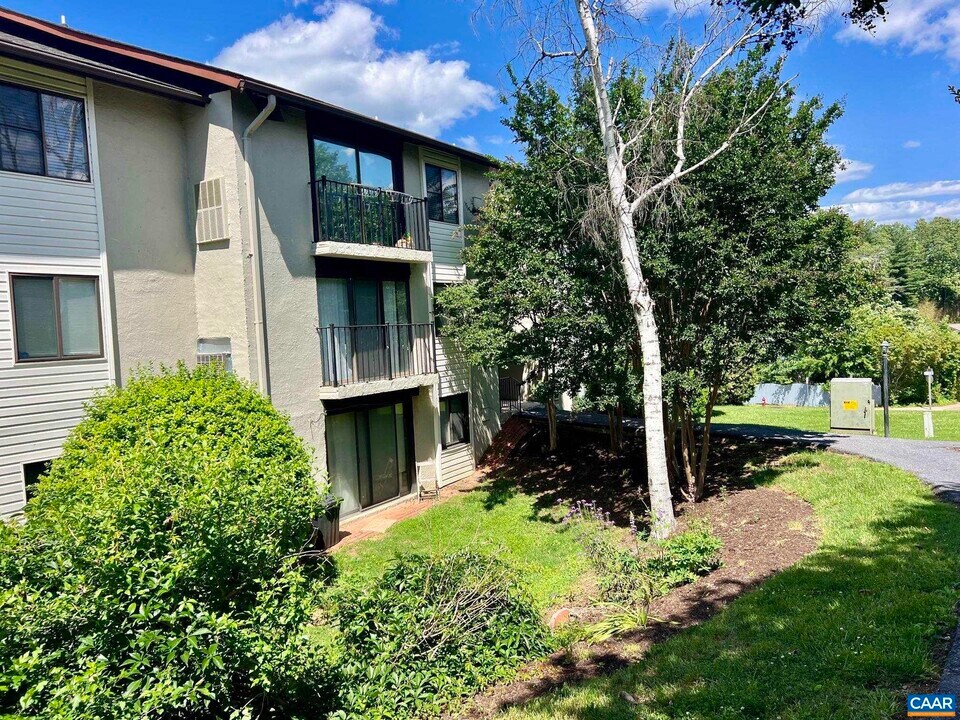 32 Spring Ct in Charlottesville, VA - Building Photo