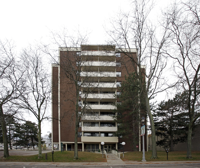 190 Kerr St in Oakville, ON - Building Photo - Building Photo