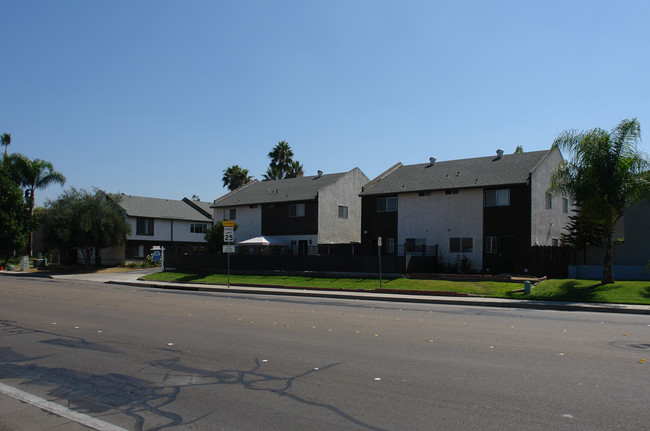 453-495 W Chase Ave in El Cajon, CA - Building Photo - Building Photo