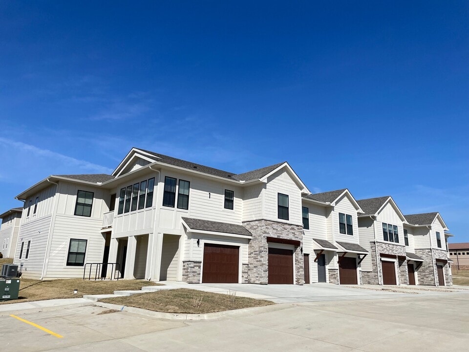 Lake Estates in Lawrence, KS - Building Photo