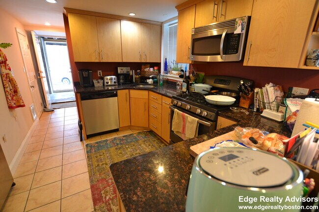 39 Nottinghill Rd, Unit 2 in Boston, MA - Foto de edificio - Building Photo