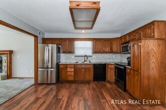 1912 NE Gatewood Dr in Lee's Summit, MO - Building Photo - Building Photo
