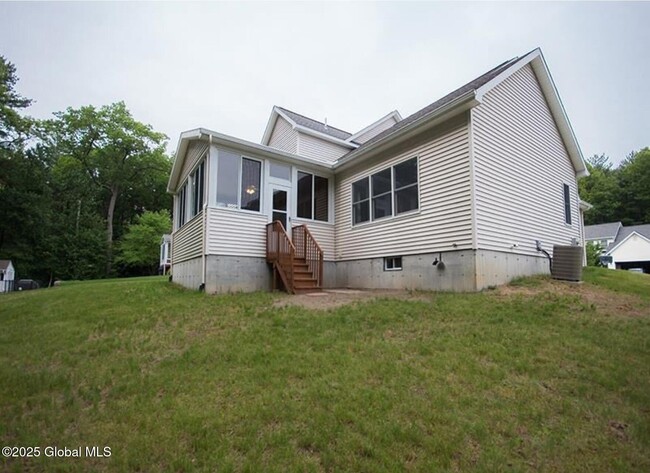 11 Larkspur Dr in Saratoga Springs, NY - Building Photo - Building Photo