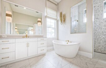 19053 WildBlue Blvd in Miromar Lakes, FL - Foto de edificio - Building Photo