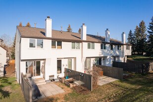 1012 Ranchlands Blvd NW in Calgary, AB - Building Photo