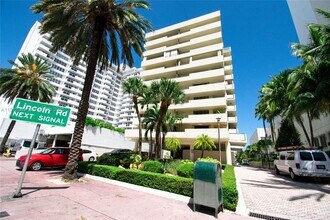 1621 Collins Ave in Miami Beach, FL - Building Photo - Building Photo