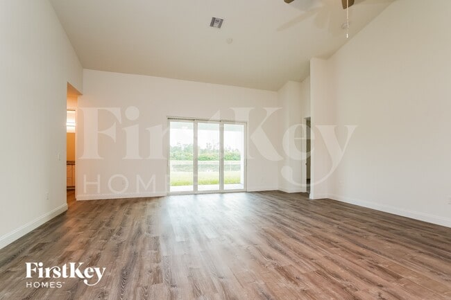 741 Chestnut St E in Lehigh Acres, FL - Foto de edificio - Building Photo