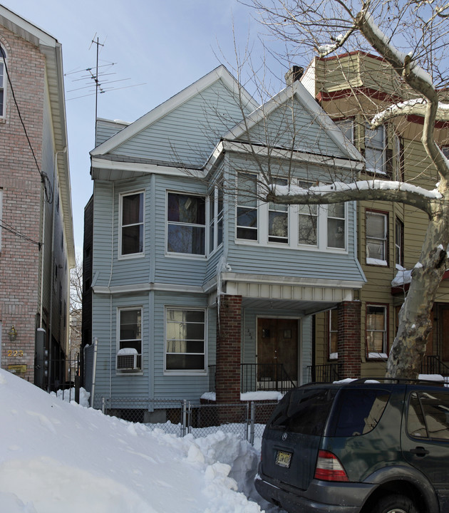 225 Clinton Ave in Jersey City, NJ - Foto de edificio
