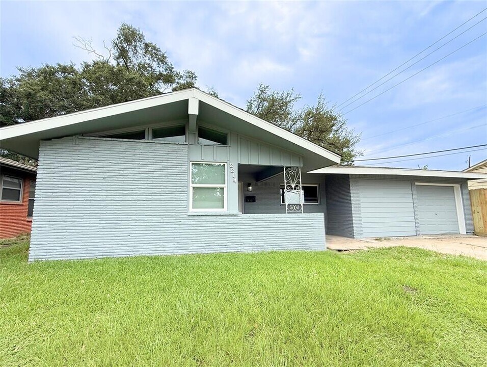 2214 Marlen Ave in Pasadena, TX - Building Photo